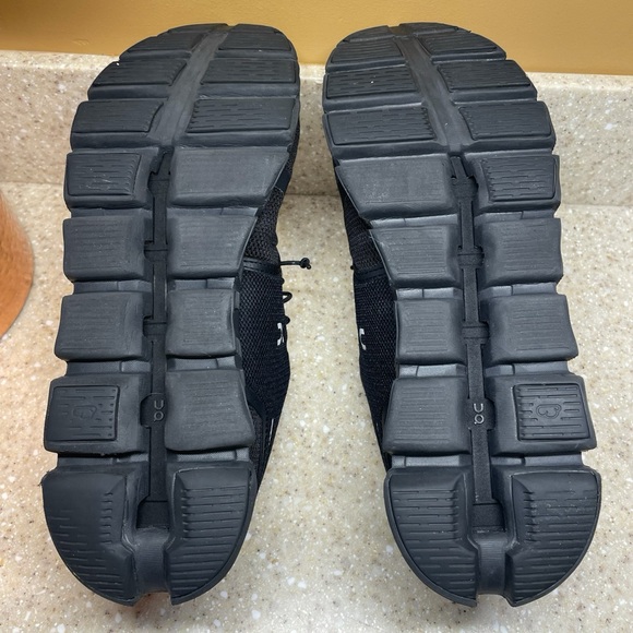 OnCloud size 10.5 men’s sneakers main image 6